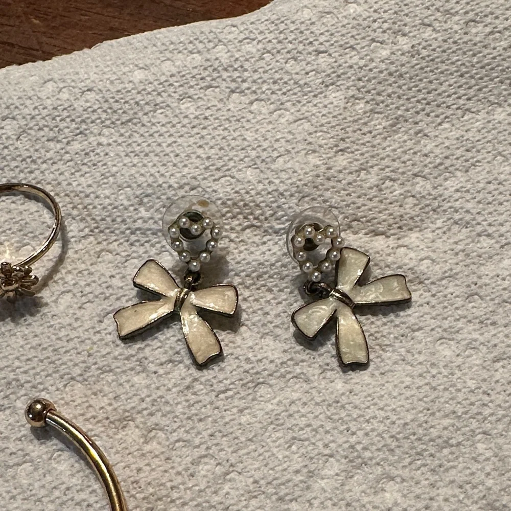 Elegant Gold Bracelet, Ring, and Earrings Set - Picture 3 of 13